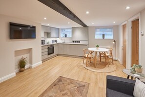 Staffordshire Hideaway, Whitby - Host & Stay