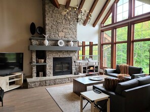 Panache 638: Luxury Chalet with Endless Amenities