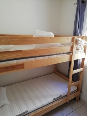 Petite chambre avec 2 lits superposés et placard 
