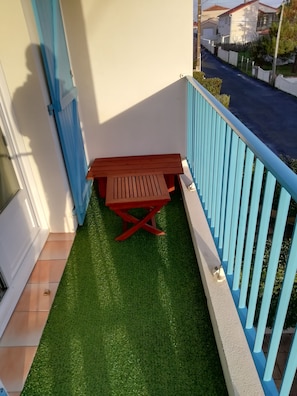 Petit balcon sans vis à vis direct, et route peu passante à sens unique 