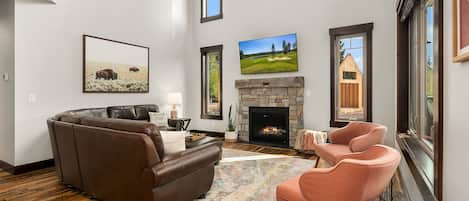 Sunrise Ridge in Suncadia. - Large leather sectional, gas fireplace, and TV w/HuluTV!