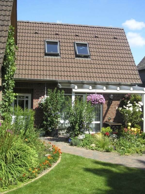 Außenansicht der Terrasse im Frühling