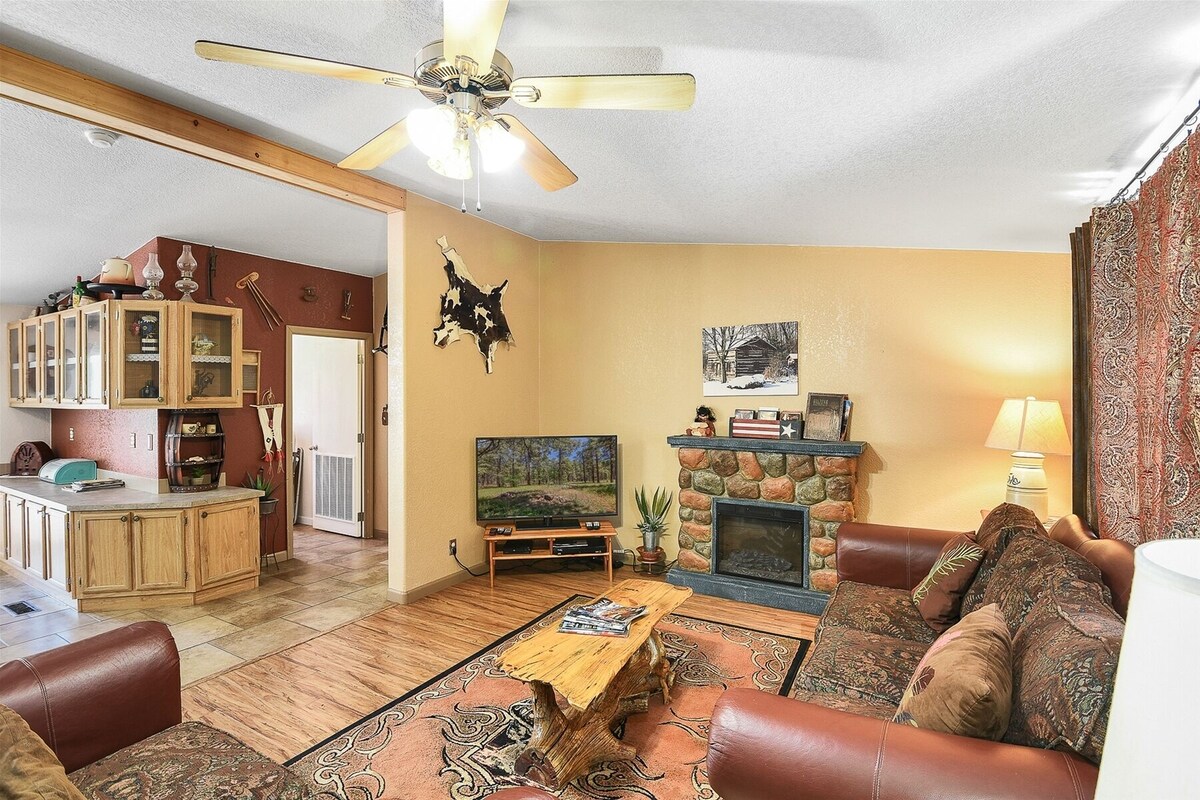 Gorgeous & Historic 3 BR Log Cabin w/ Forest Views / 20 Minutes from Flagstaff/