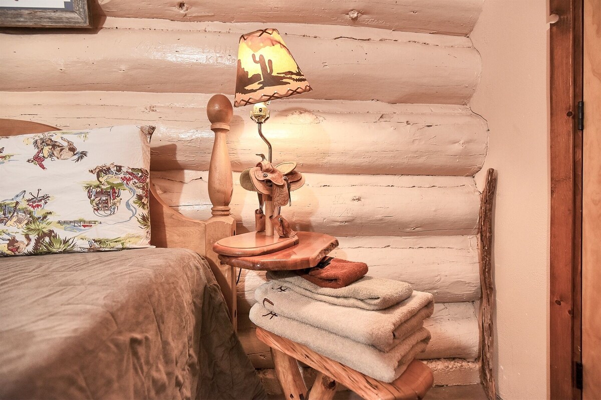 Charming & Historical 1 Room Log Cabin / Forest Views/ 20 Minutes from Flagstaff