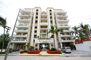 Front view Tiara Sands
