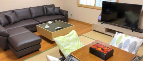 1st floor living/dining room. Spacious 4-seater sofa There is a kotatsu in the winter. 50-inch TV DVD player Air conditioner Hanger Air purifier, Humidifier Smartphone charger cable