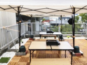 BBQ is possible on the spacious rooftop. BBQ facilities are complete. BBQ is possible at night with LED lighting.・BBQ gas stove ・Hot plate ・Table and chairs for 4 people ・2 large tarps ・Parasol
