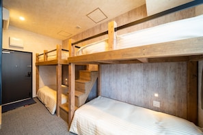 4 person room with bathtub