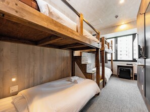 4 person room with bathtub