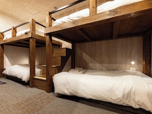 4 person room with bathtub