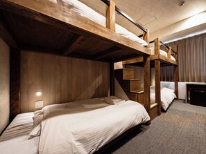 4 person room with bathtub