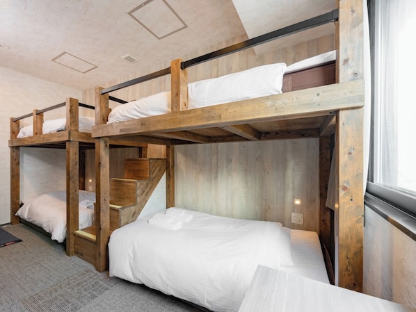 4 person room with bathtub