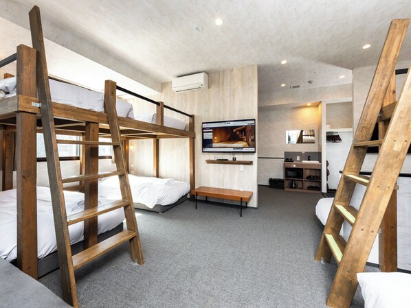 Accommodates up to 9 people ★ Bathtub included