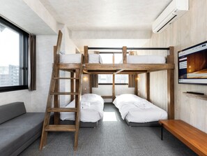 Accommodates up to 9 people ★ Bathtub included