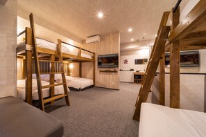 Accommodates up to 9 people ★ Bathtub included