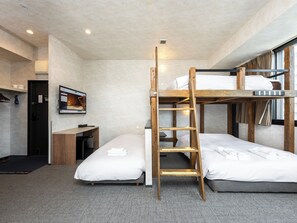 Accommodates up to 9 people ★ Bathtub included