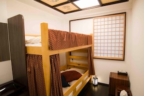 Room101 has one bunk bed. Look at the picture while sleeping on the upper row, and wrap it in a linen leaf pattern cloth on the lower row to sleep.