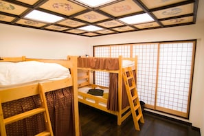 This is a private room on the 3rd floor on the top floor of Shinjuku Ya Residence. It has two bunk beds and can accommodate up to 4 people.
