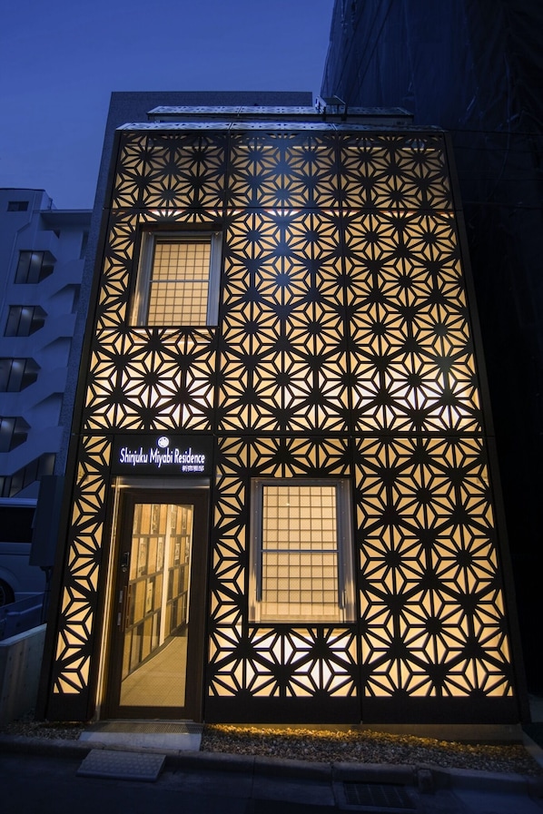 An elegant inn near Shinjuku Gyoen that weaves Japanese tradition and modernity.