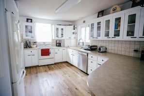 You bring the food, we'll provide the rest in this fully equipped kitchen.