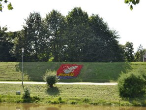 Stadtwappen am Deich im Hafen