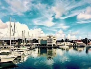 La marina et ses commerces au pied du studio