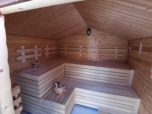 Sauna Innenbereich bietet Platz für bis tu 6 Personen.