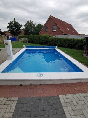 Pool 6 Meter x 4 Meter 
1,30 Meter- 1,50 Meter Tiefe
25- 8 -Grad Wassertemperatu