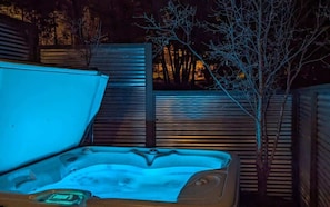 This cabin has a great hot tub!