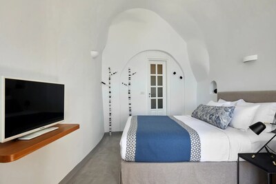 R 1169 Diamond Executive Cave Suite with Breakfast, Outdoor Heated Jacuzzi, Wi-Fi & Sea View