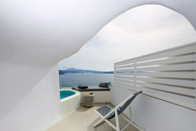 R 1169 Diamond Executive Cave Suite with Breakfast, Outdoor Heated Jacuzzi, Wi-Fi & Sea View