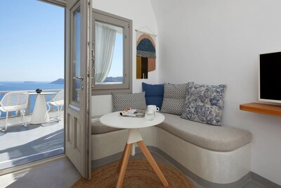 R 1169 Diamond Executive Cave Suite with Breakfast, Outdoor Heated Jacuzzi, Wi-Fi & Sea View