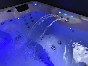 Indoor spa tub