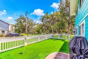 Putting green at the front of the house for all; clubs & balls included 