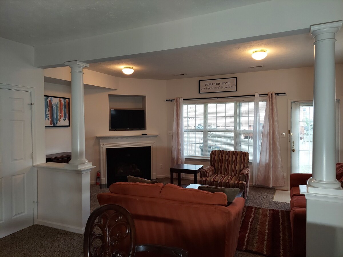 4 Bdr TH Near Historic Downtown Fredericksburg & Quantico Sleeps 8 more