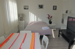 Salon avec canapé lit ouvert