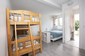 Chambre avec lits superposés 90x200 et lit double 160x200
