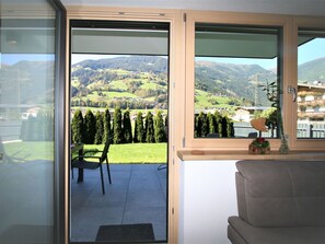 Gebäude, Eigentum, Schatten, Pflanze, Fenster, Interior Design, Holz, Baum, Eigentumswohnung