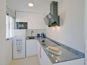Cabinetry, Comptoir, BĂątiment, Robinet, Sol, Maison, Sol, Bois, Plante D'Appartement, Cuisine