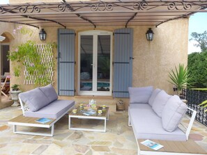 Meubles, Canapé, Propriété, Plante, Ombre, Design Intérieur, Confort, Canapé-Lit, Salon, Mobilier De Jardin
