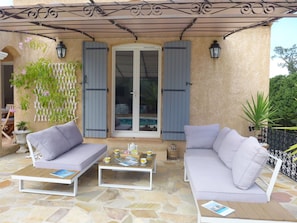 Meubles, Canapé, Propriété, Plante, Ombre, Design Intérieur, Confort, Canapé-Lit, Salon, Mobilier De Jardin
