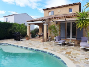 L'Eau, Bâtiment, Ciel, Plante, Propriété, Nuage, Fenêtre, Piscine, Bleu Azur, Mobilier De Jardin