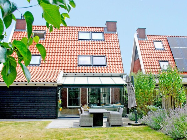 Pflanze, Eigentum, Fenster, Gebäude, Urban Design, Nachbarschaft, Hütte, Wohngebiet, Grundeigentum, Fassade