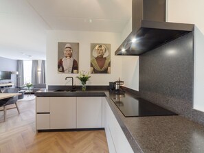 Countertop, Cabinetry, Zapfhahn, Eigentum, Sinken, Spüle, Holz, Gebäude, Küche, Interior Design