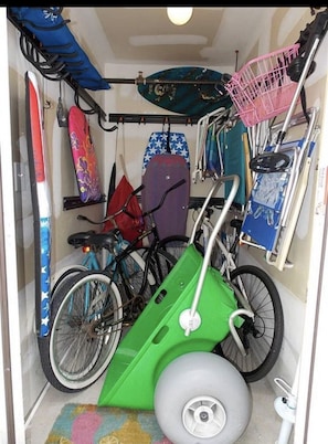 3 bikes & a bike basket, beach chairs, beach umbrella, sand toys in outside shed