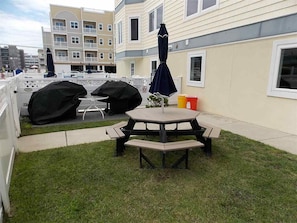 2 Full size grills. Outside bathroom and shower. Tables for outside dinning