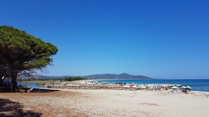 Der kilometerlange Sandstrand von San Giovanni mit Schatten spendenden Pinien