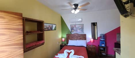 Colorful self-contained suite + Roku TV, AC, drink water, matrimonial bed +++