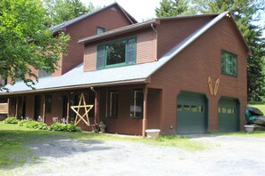 2 car garage, large, sunny rec room above clean 2-car garage