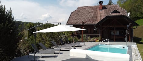 Haus mit Poolterrasse